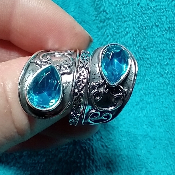 Silvertone blue stone ring intricate decorative large ring - Picture 3 of 5